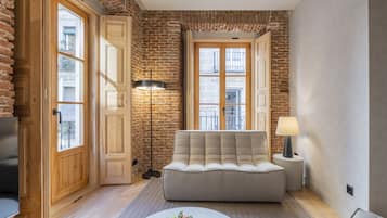 Apartamento | Zona de estar | Smart TV de 40 pulgadas con canales por cable