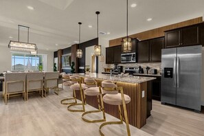 Een koelkast, een magnetron, een oven, een kookplaat