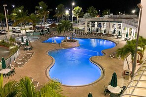 Alberca al aire libre y alberca climatizada