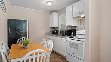 Réfrigérateur, tables à manger