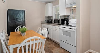 Relax by the creek in a quiet 2br cabin w/ RAMP