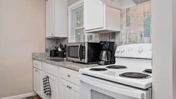 Réfrigérateur, tables à manger