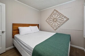 2 bedrooms, WiFi - Relax by the creek in a quiet 2br cabin w/ RAMP (Ocean City)