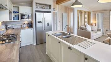 Microwave, oven, dishwasher, coffee/tea maker