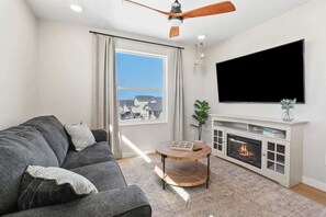 Smart TV, chimenea, futbolito y oficina 
