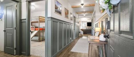 6 camere, una scrivania, ferro/asse da stiro, culla da viaggio