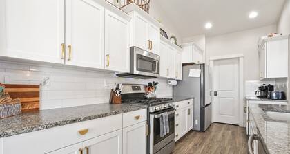 Casa Enclave | Large Home + GUEST HOUSE | GYM | HOTUB | BBQ