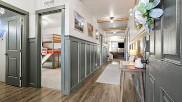 6 habitaciones, escritorio y tabla de planchar con plancha