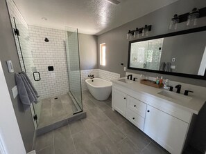 Dusch, hÄrtork, handdukar och tvÄl