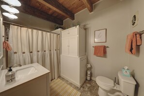 Hair dryer, towels, soap, toilet paper - Cute space with beautiful riverfront! Sleeps 4!  (Ingram)