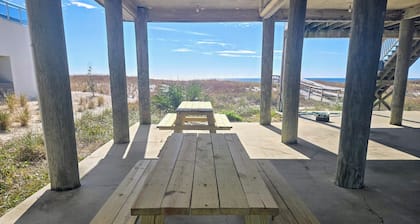 Pet friendly - 4 Bedrooms Directly on the Gulf!Free Daily Activities Included