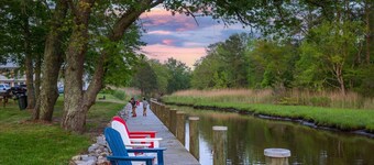 Unwind in the 3br/2ba cabin by Herring Creek