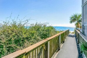 Property grounds - Shore Thing 2 bedroom condo-Ground Floor,Pool,Hot-tub, Free Daily Activities! (Pensacola)