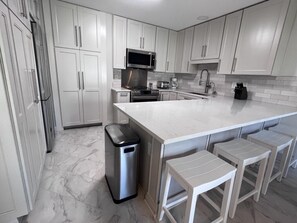 Fridge, microwave, oven, stovetop - Shore Thing 2 bedroom condo-Ground Floor,Pool,Hot-tub, Free Daily Activities! (Pensacola)