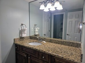 Douche, baignoire Ă jets, sĂšche-cheveux, serviettes fournies