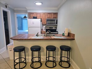 冷蔵庫、電子レンジ、オーブン、コンロ