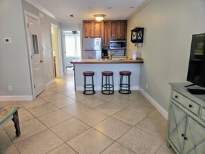 Réfrigérateur, four à micro-ondes, un four, surface de cuisson