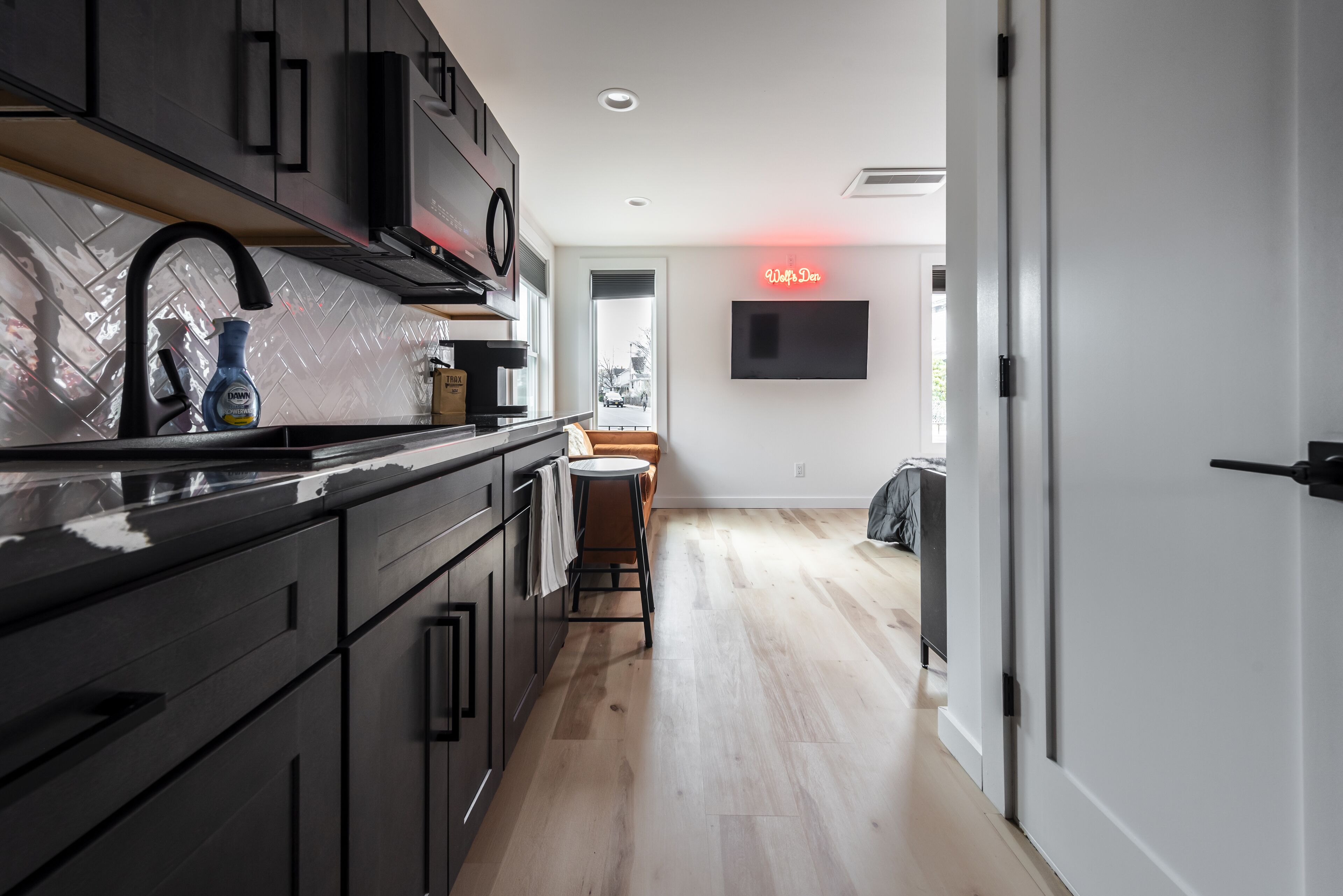 Réfrigérateur, micro-ondes, plaque de cuisson, cafetière/bouilloire