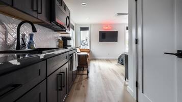 Réfrigérateur, micro-ondes, plaque de cuisson, cafetiÚre/bouilloire