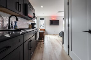 Réfrigérateur, four à micro-ondes, surface de cuisson, cafetière-théière