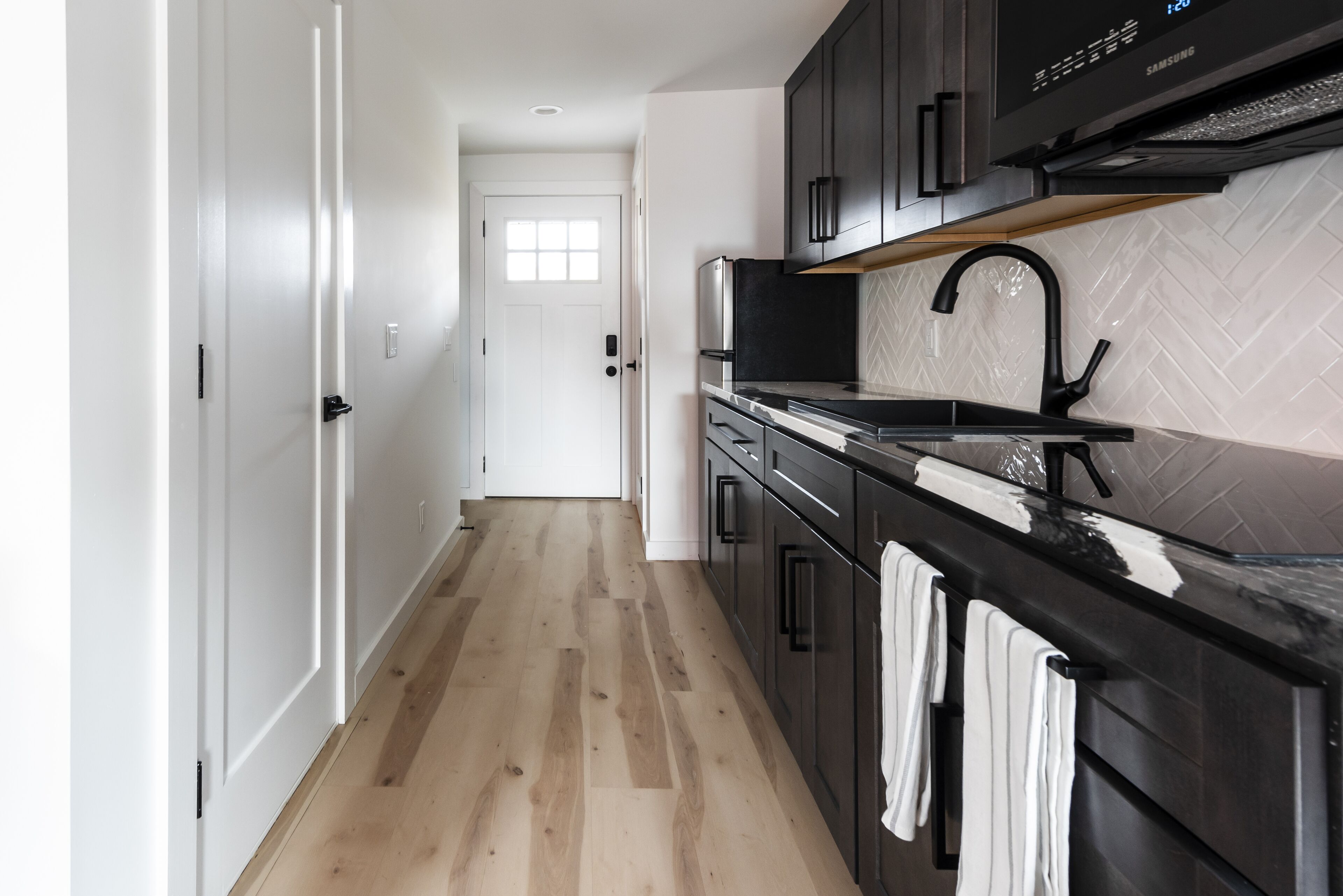 Kühlschrank, Mikrowelle, Herdplatte, Wasserkocher mit Kaffee-/Teezubehör