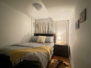 1 slaapkamer, een strijkplank/strijkijzer, wifi, beddengoed