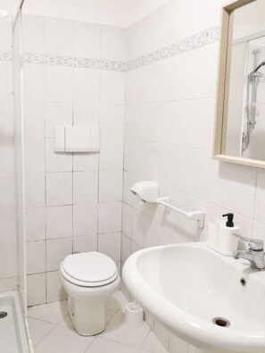 Dusj, bidé, håndklær og såpe