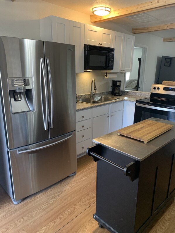 Kylskåp, mikrovågsugn, ugn och spishäll