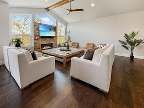 Smart-TV, Kamin, Stereoanlage, Drucker