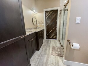 Une salle de bain avec une douche, des toilettes et un lavabo.