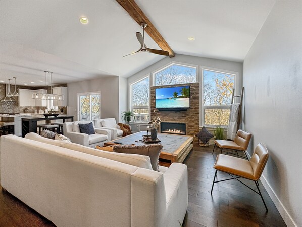 Smart-TV, Kamin, Stereoanlage, Drucker