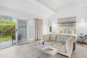 Smart TV - Cottage Suite 5, Kentisbury Grange - Free WiFI & Parking (Barnstaple)