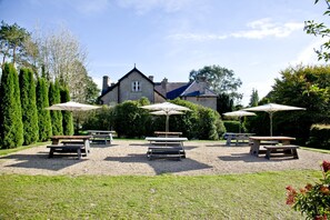 Outdoor dining - Cottage Suite 2, Kentisbury Grange -  Free WiFI & Parking (Barnstaple)
