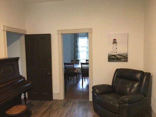 Jessie's Place-Renovated Century Old 5 BR Home