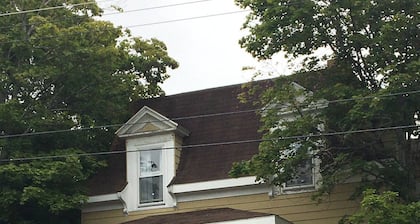 Jessie's Place-Renovated Century Old 5 BR Home