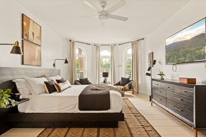 Verdant Luxury Villa - 11 bds - sleep 24- 14' infinity spa - pickle ball!