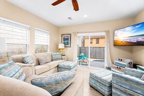 Smart TV, fireplace, books - Heated Pool | Pet Friendly | Fire Pit | Near Beach (Galveston)