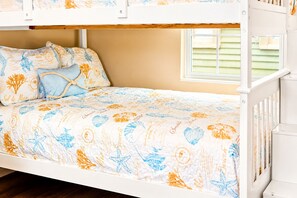 Una litera con ropa de cama temática náutica.