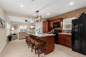 Fridge, microwave, oven, stovetop - Heated Pool | Historic | Pet Friendly | Fire Pit (Galveston)