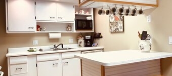 In-Town Home, Hot Tub, Wifi & Minutes to Skiing