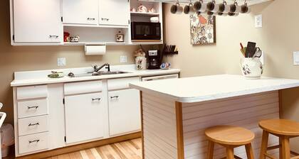 In-Town Home, Hot Tub, Wifi & Minutes to Skiing