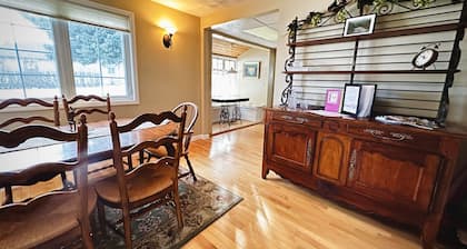 In-Town Home, Hot Tub, Wifi & Minutes to Skiing