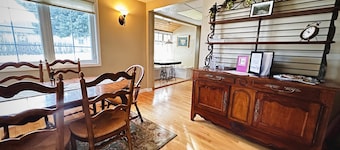 In-Town Home, Hot Tub, Wifi & Minutes to Skiing