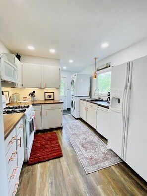 Réfrigérateur, micro-ondes, four, lave-vaisselle