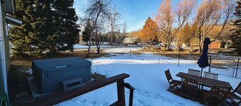 In-Town Home, Hot Tub, Wifi & Minutes to Skiing