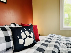 3 bedrooms, iron/ironing board, free WiFi, bed sheets - In-Town Home, Hot Tub, Wifi & Minutes to Skiing (Red Lodge)