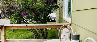 In-Town Home, Hot Tub, Wifi & Minutes to Skiing