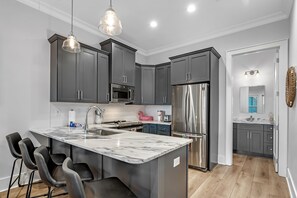 Kjøleskap, mikrobølgeovn, ovn og kokeplater