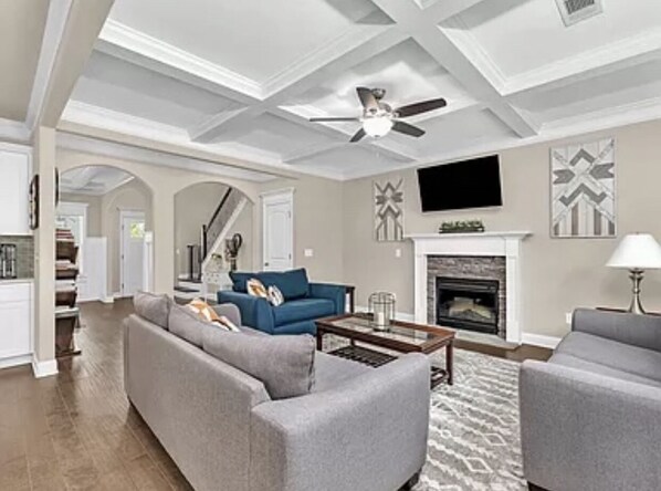 Smart TV, chimenea, videojuegos, libros