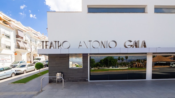 La entrada al Teatro Antonio Gama, con una fachada moderna, grandes ventanales y una vista despejada de la calle y los edificios circundantes.